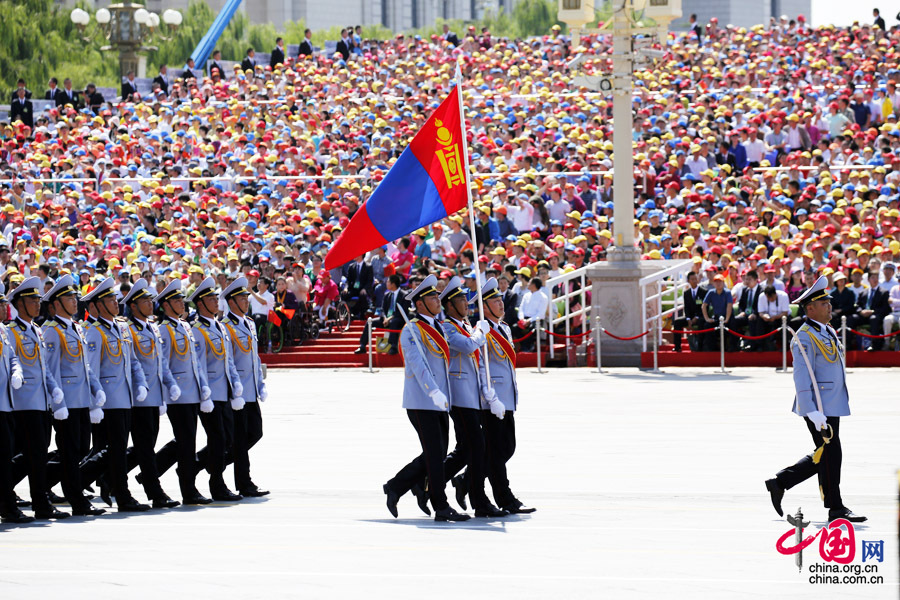  9月3日，中國人民抗日戰(zhàn)爭暨世界反法西斯戰(zhàn)爭勝利70周年紀念大會在北京隆重舉行，有11個國家派方隊、6個國家派代表隊來華參加閱兵。圖為蒙古國武裝力量方隊通過天安門廣場。中國網記者 楊佳攝 