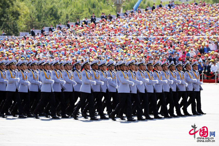  9月3日，中國(guó)人民抗日戰(zhàn)爭(zhēng)暨世界反法西斯戰(zhàn)爭(zhēng)勝利70周年紀(jì)念大會(huì)在北京隆重舉行，有11個(gè)國(guó)家派方隊(duì)、6個(gè)國(guó)家派代表隊(duì)來(lái)華參加閱兵。圖為蒙古國(guó)武裝力量方隊(duì)通過(guò)天安門(mén)廣場(chǎng)。中國(guó)網(wǎng)記者 楊佳攝