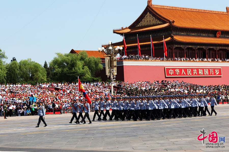 9月3日，中國人民抗日戰(zhàn)爭暨世界反法西斯戰(zhàn)爭勝利70周年紀念大會在北京隆重舉行，有11個國家派方隊、6個國家派代表隊來華參加閱兵。圖為蒙古國武裝力量方隊通過天安門廣場。中國網(wǎng)記者 董寧攝