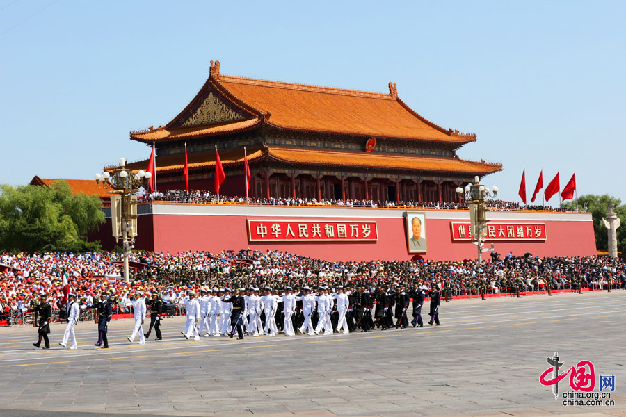  9月3日，中國人民抗日戰(zhàn)爭暨世界反法西斯戰(zhàn)爭勝利70周年紀(jì)念大會在北京隆重舉行，有11個國家派方隊、6個國家派代表隊來華參加閱兵。圖為墨西哥武裝力量方隊通過天安門廣場。中國網(wǎng)記者 董寧攝