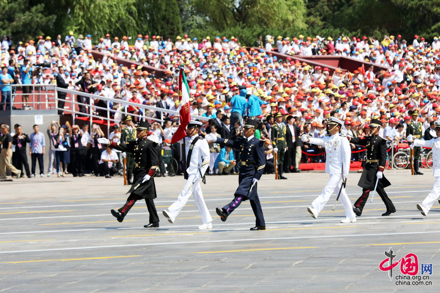 9月3日，中國(guó)人民抗日戰(zhàn)爭(zhēng)暨世界反法西斯戰(zhàn)爭(zhēng)勝利70周年紀(jì)念大會(huì)在北京隆重舉行，有11個(gè)國(guó)家派方隊(duì)、6個(gè)國(guó)家派代表隊(duì)來(lái)華參加閱兵。圖為墨西哥武裝力量方隊(duì)通過(guò)天安門(mén)廣場(chǎng)。中國(guó)網(wǎng)記者 董寧攝