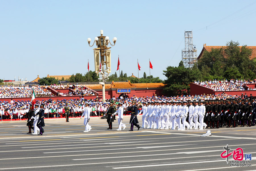 9月3日，中國人民抗日戰(zhàn)爭暨世界反法西斯戰(zhàn)爭勝利70周年紀念大會在北京隆重舉行，有11個國家派方隊、6個國家派代表隊來華參加閱兵。圖為墨西哥武裝力量方隊通過天安門廣場。中國網(wǎng)記者 董寧攝