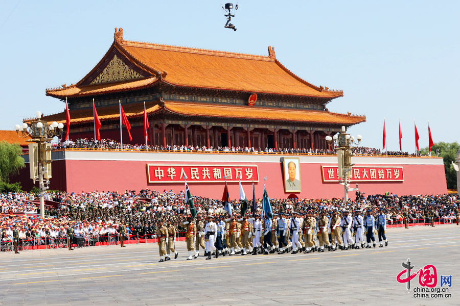 9月3日，中國(guó)人民抗日戰(zhàn)爭(zhēng)暨世界反法西斯戰(zhàn)爭(zhēng)勝利70周年紀(jì)念大會(huì)在北京隆重舉行，有11個(gè)國(guó)家派方隊(duì)、6個(gè)國(guó)家派代表隊(duì)來(lái)華參加閱兵。圖為巴基斯坦武裝力量方隊(duì)通過(guò)天安門廣場(chǎng)。中國(guó)網(wǎng)記者 董寧攝 