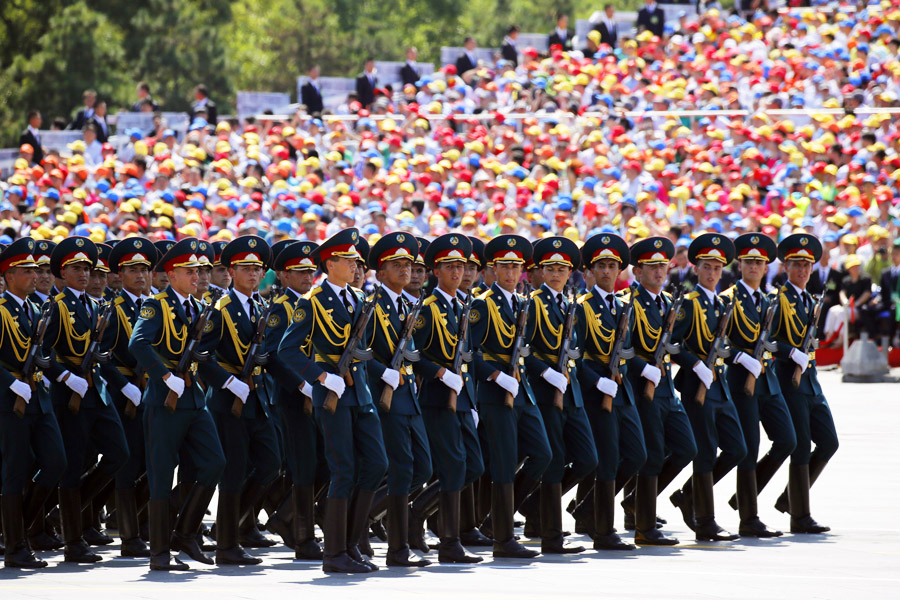  9月3日，中國人民抗日戰(zhàn)爭暨世界反法西斯戰(zhàn)爭勝利70周年紀念大會在北京隆重舉行，有11個國家派方隊、6個國家派代表隊來華參加閱兵。圖為塔吉克斯坦武裝力量方隊通過天安門廣場。中國網(wǎng)記者 楊佳攝