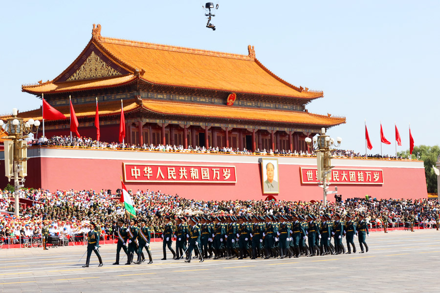  9月3日，中國人民抗日戰(zhàn)爭暨世界反法西斯戰(zhàn)爭勝利70周年紀(jì)念大會在北京隆重舉行，有11個國家派方隊、6個國家派代表隊來華參加閱兵。圖為塔吉克斯坦武裝力量方隊通過天安門廣場。中國網(wǎng)記者 董寧攝