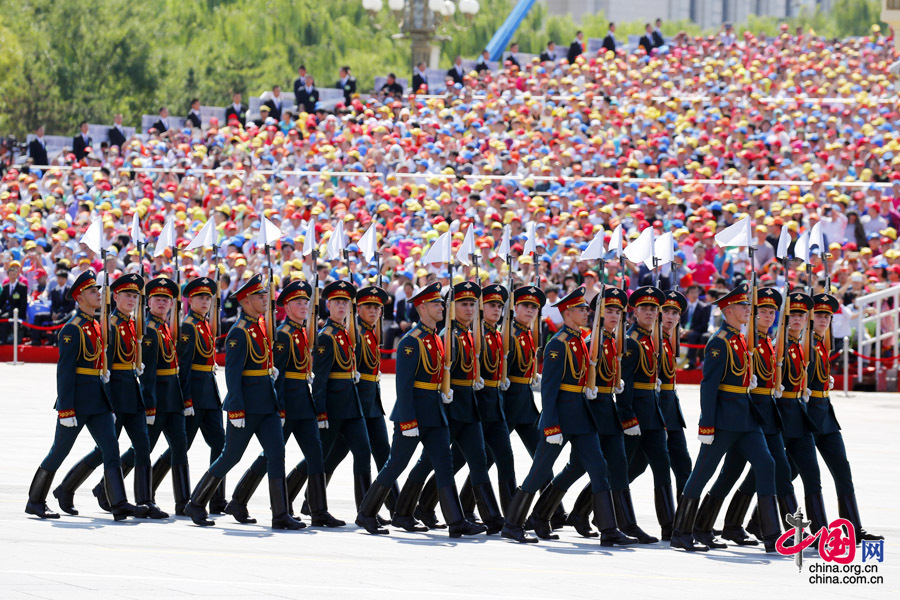  9月3日，中國人民抗日戰(zhàn)爭暨世界反法西斯戰(zhàn)爭勝利70周年紀(jì)念大會在北京隆重舉行，有11個國家派方隊、6個國家派代表隊來華參加閱兵。圖為俄羅斯聯(lián)邦武裝力量方隊通過天安門廣場。中國網(wǎng)記者 楊佳攝