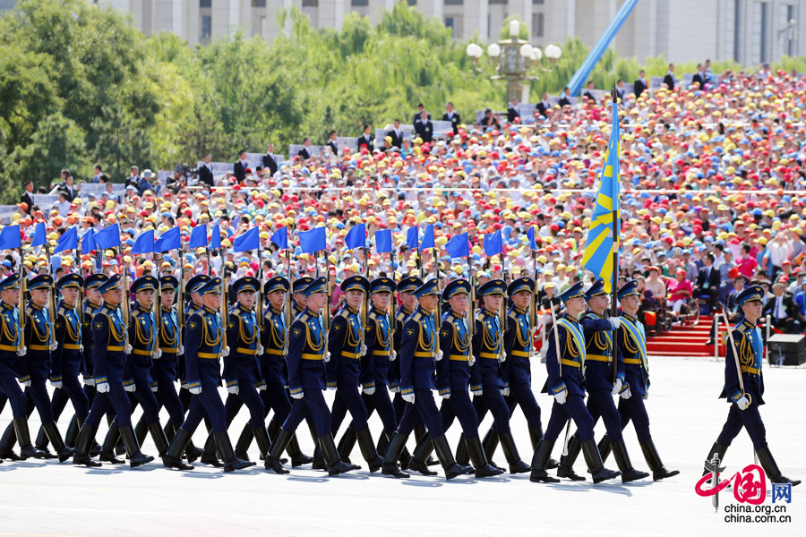 9月3日，中國(guó)人民抗日戰(zhàn)爭(zhēng)暨世界反法西斯戰(zhàn)爭(zhēng)勝利70周年紀(jì)念大會(huì)在北京隆重舉行，有11個(gè)國(guó)家派方隊(duì)、6個(gè)國(guó)家派代表隊(duì)來(lái)華參加閱兵。圖為俄羅斯聯(lián)邦武裝力量方隊(duì)通過(guò)天安門(mén)廣場(chǎng)